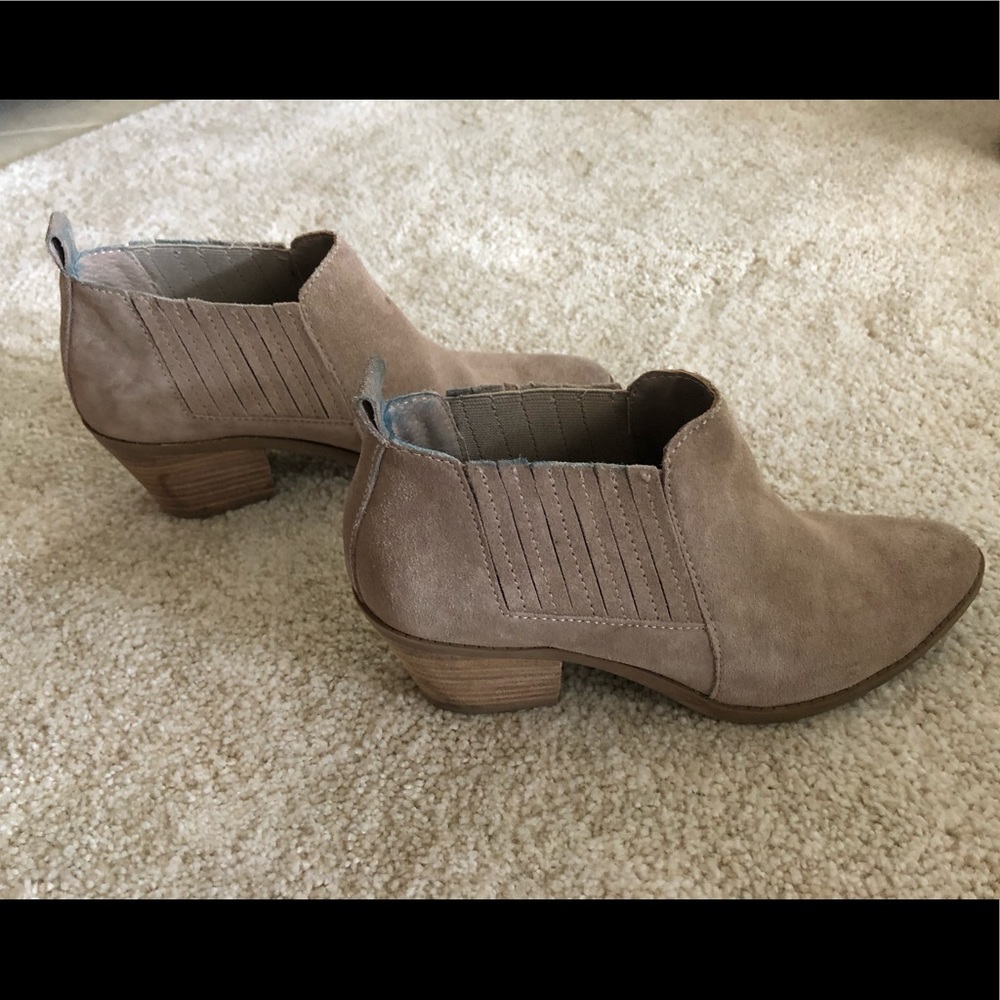 Dolce Vita tan suede ankle booties